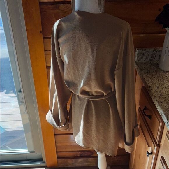 Beautiful PrettyLittleThing Tan Satin Robe Wrap-Style Top - Picture 8 of 10